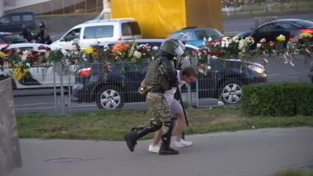 Beeld uit video: ME pakt Wit-Russen op bij protesten: 'Ze vechten tegen hun eigen volk'