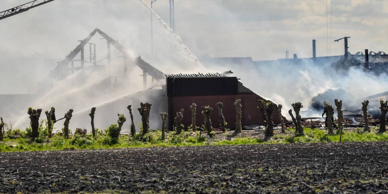 Grote brand in schuur Hazerswoude-Dorp geblust, zes mensen naar ziekenhuis