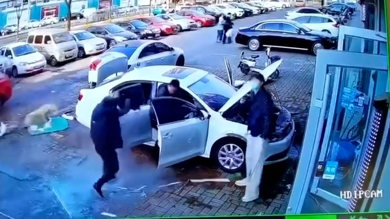 Beeld uit video: Neerkletterend raam raakt Chinese man op haar na