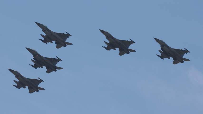 F-16's in formatie boven vliegbasis Eindhoven