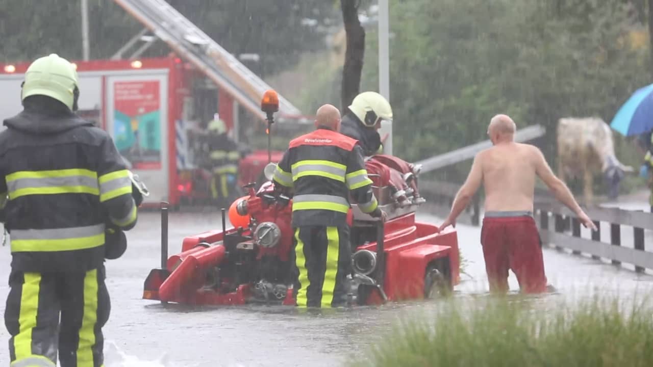 Beeld uit video: Straten in Friesland staan blank door zware regenval