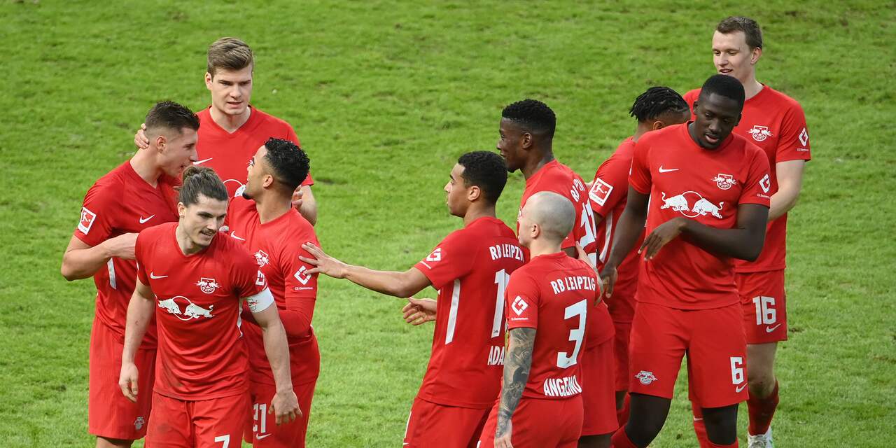 Leipzig profiteert van misstap Bayern, blunder keeper kost Leverkusen punten