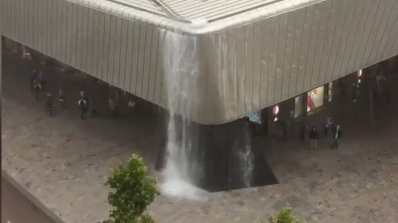 Beeld uit video: Waterval gutst dinsdag van dak Rotterdam Centraal