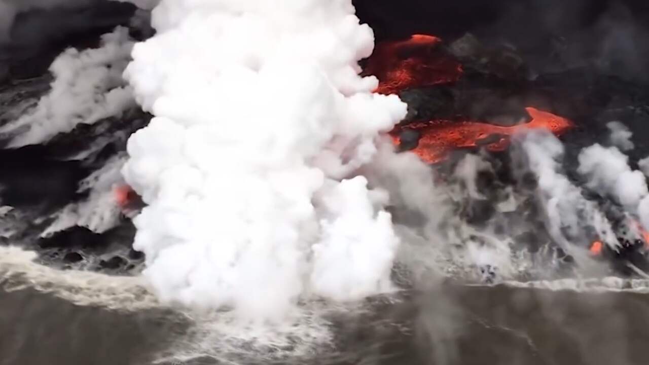 Beeld uit video: Dit gebeurt er als lava de zee (en een zwembad) instroomt