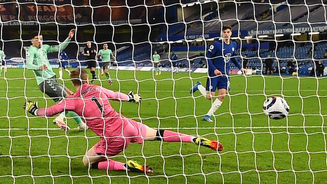 Deze treffer van Kai Havertz werd nog afgekeurd, maar Chelsea won desondanks overtuigend van Everton.