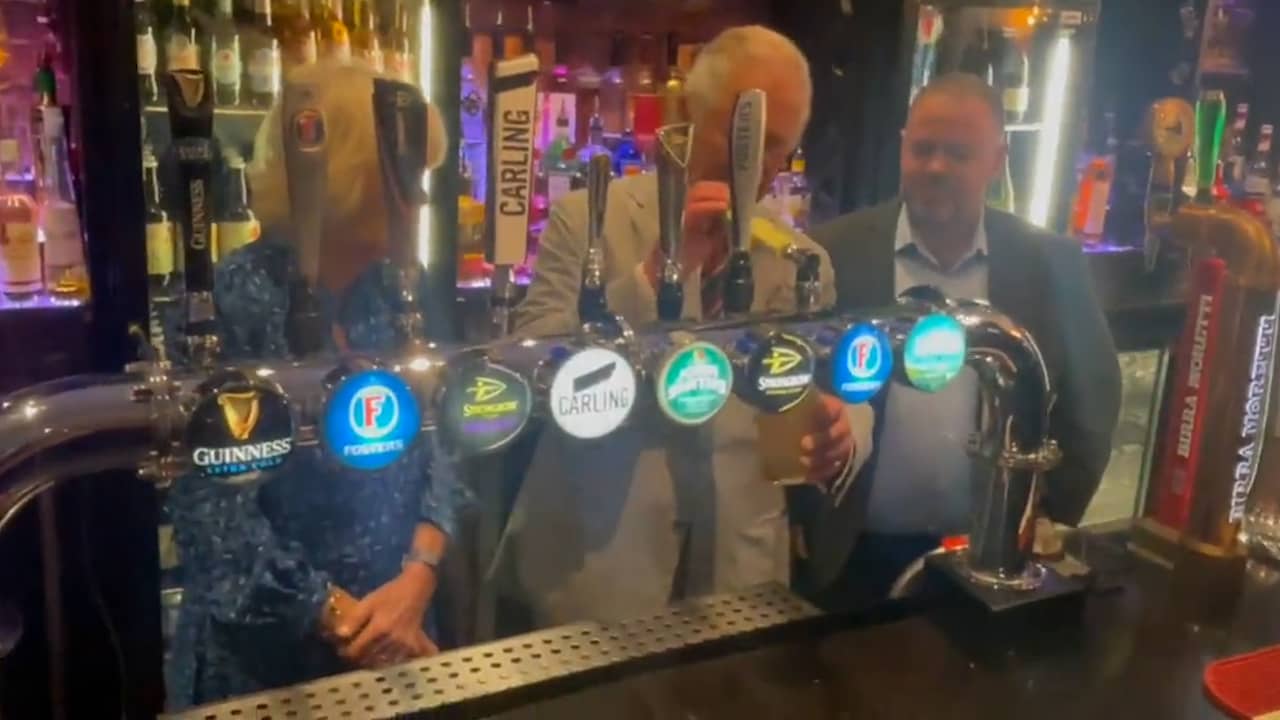 Beeld uit video: Prins Charles toont tapkunsten in Welshe kroeg