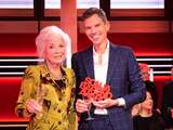 Sonja Barend reikt de Sonja Barend Award uit aan Jeroen Wollaars tijdens de talkshow Khalid & Sophie