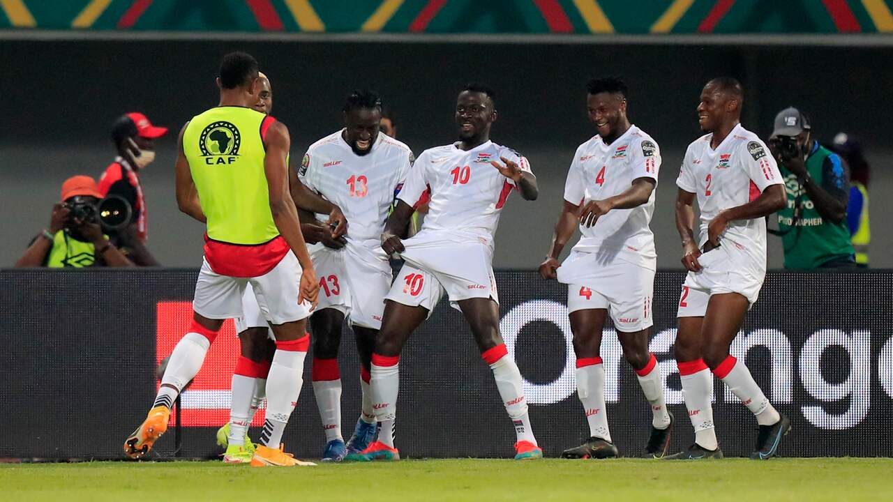 Gambia viert het winnende doelpunt tegen Guinee.