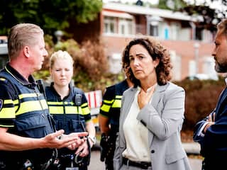 Burgemeester Halsema van Amsterdam sluit pand om handgranaat aan deur