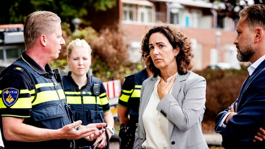 Burgemeester Halsema van Amsterdam sluit pand om handgranaat aan deur