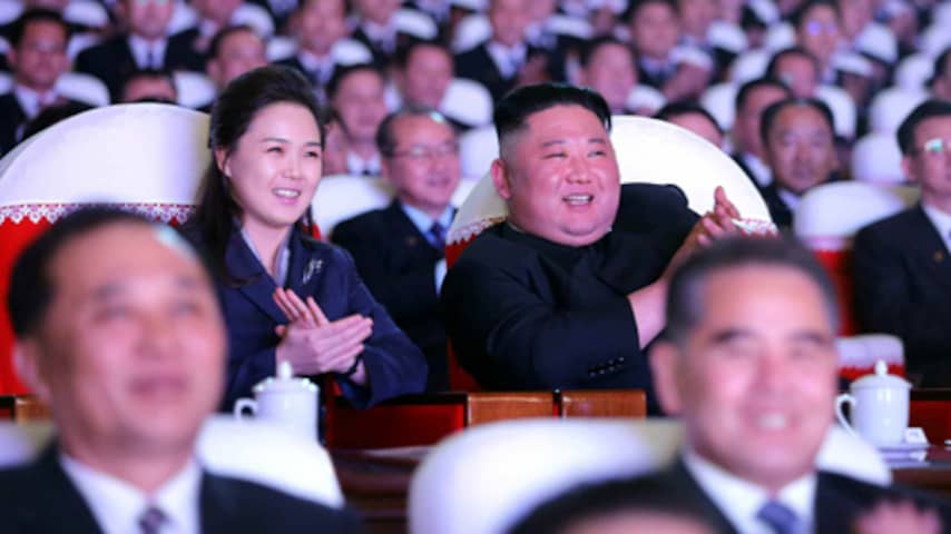 Vrouw Kim Jong-un verschijnt voor eerst sinds een jaar weer in openbaar