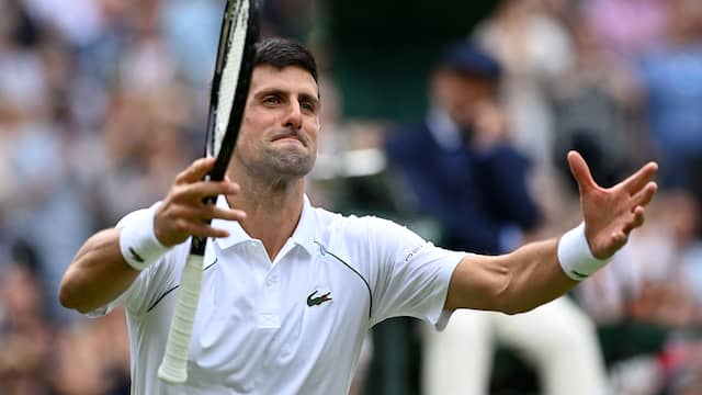 Novak Djokovic viert zijn overwinning op Christian Garín met het publiek.