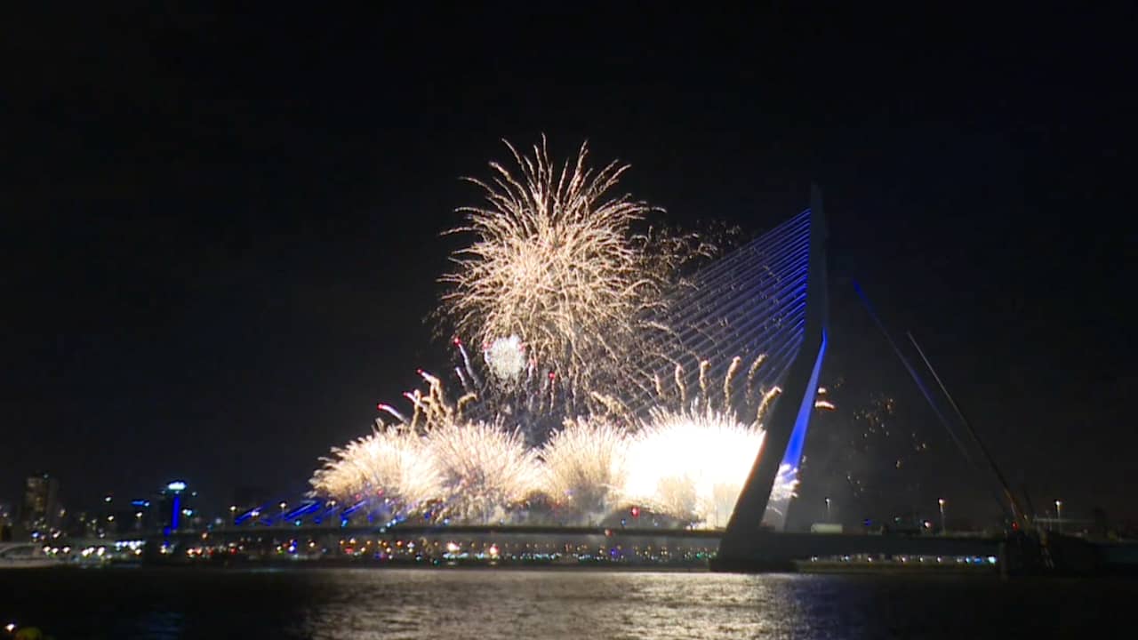 Beeld uit video: Tienduizenden Nederlanders bekijken vuurwerkshows in steden