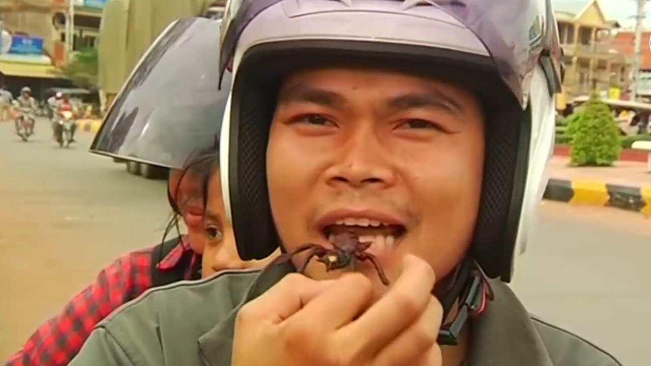 Beeld uit video: Zo bereiden ze een heerlijke vogelspin in Cambodja