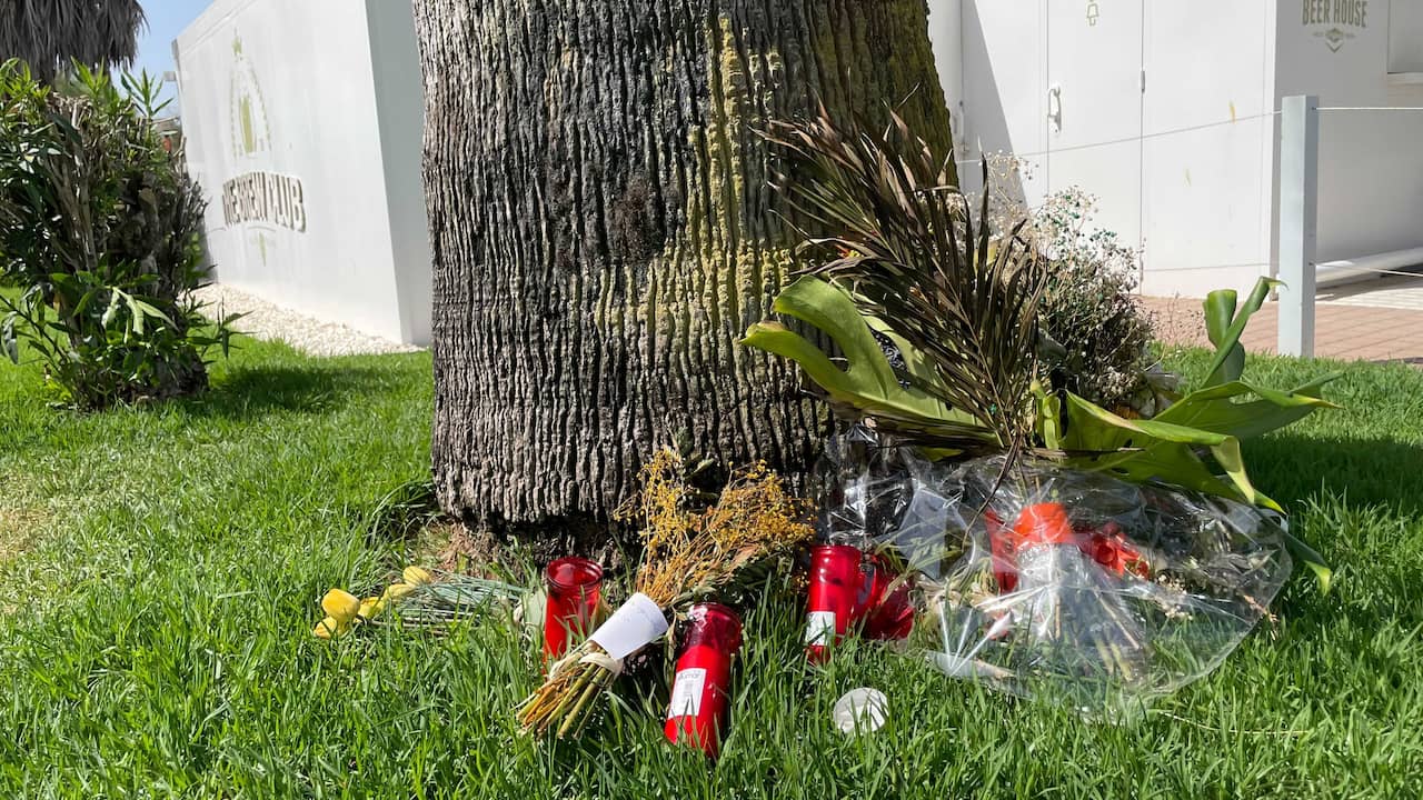 Nabij de plek waar de fatale mishandeling heeft plaatsgevonden zijn bloemen gelegd.