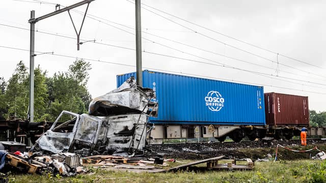 Treinverkeer gedeeltelijk herstart na aanrijding bij Sevenum. Treinverkeer gedeeltelijk herstart na aanrijding bij Sevenum.