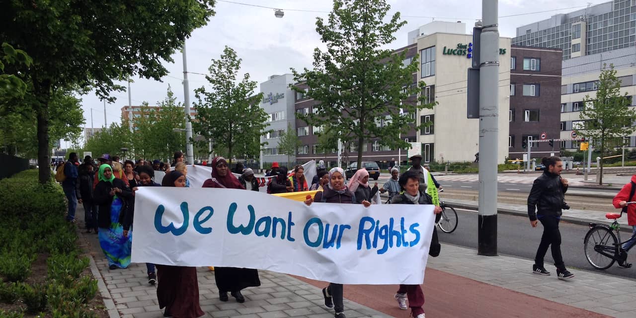 Groep uitgeprocedeerde asielzoekers weer naar stadhuis voor protest