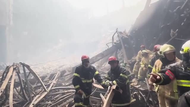Beeld uit video: Concertzaal in puin na aanslag in Moskou
