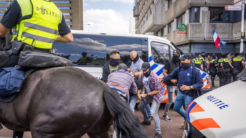 Geweld tegen politie door demonstrerende boeren in Den Haag
