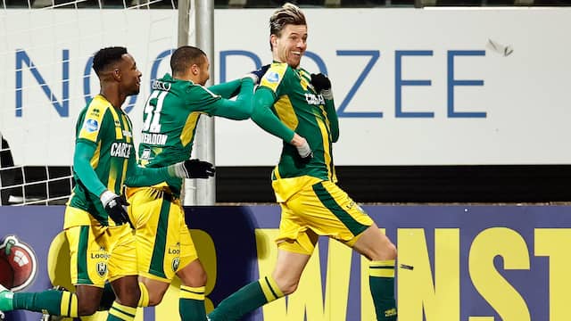 Vreugde bij ADO Den Haag na de 2-2 van Michiel Kramer.