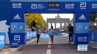 Bekijk hoe Kipchoge zijn eigen wereldrecord verbetert in Berlijn