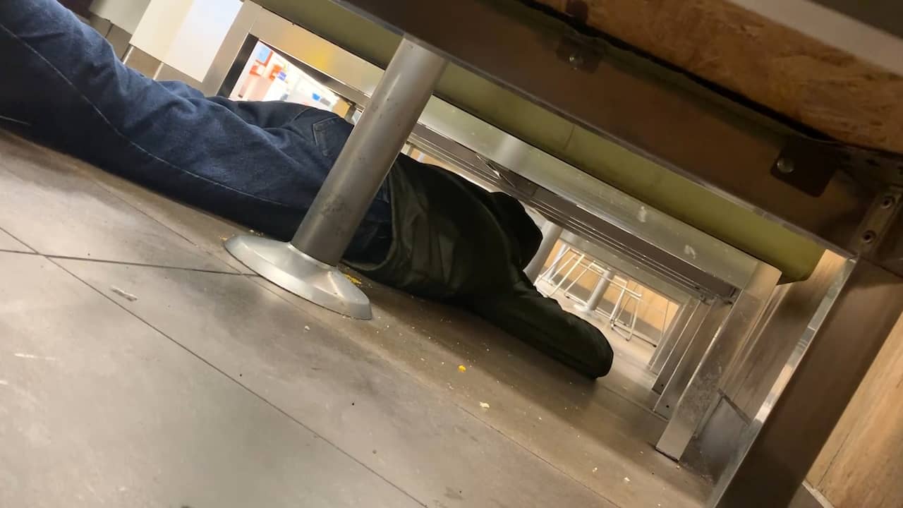 Mensen schuilen onder bank bij schietpartij in Texas