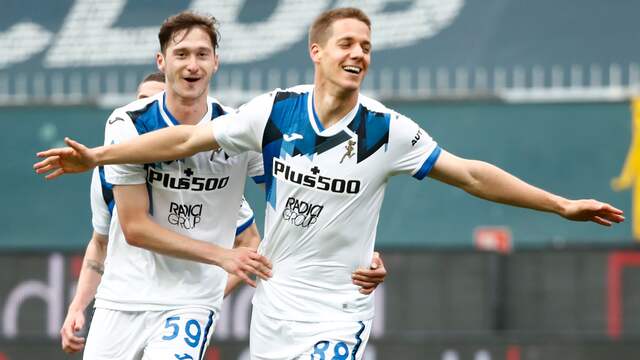 Mario Pasalic viert de 1-4 van Atalanta tegen Genoa.