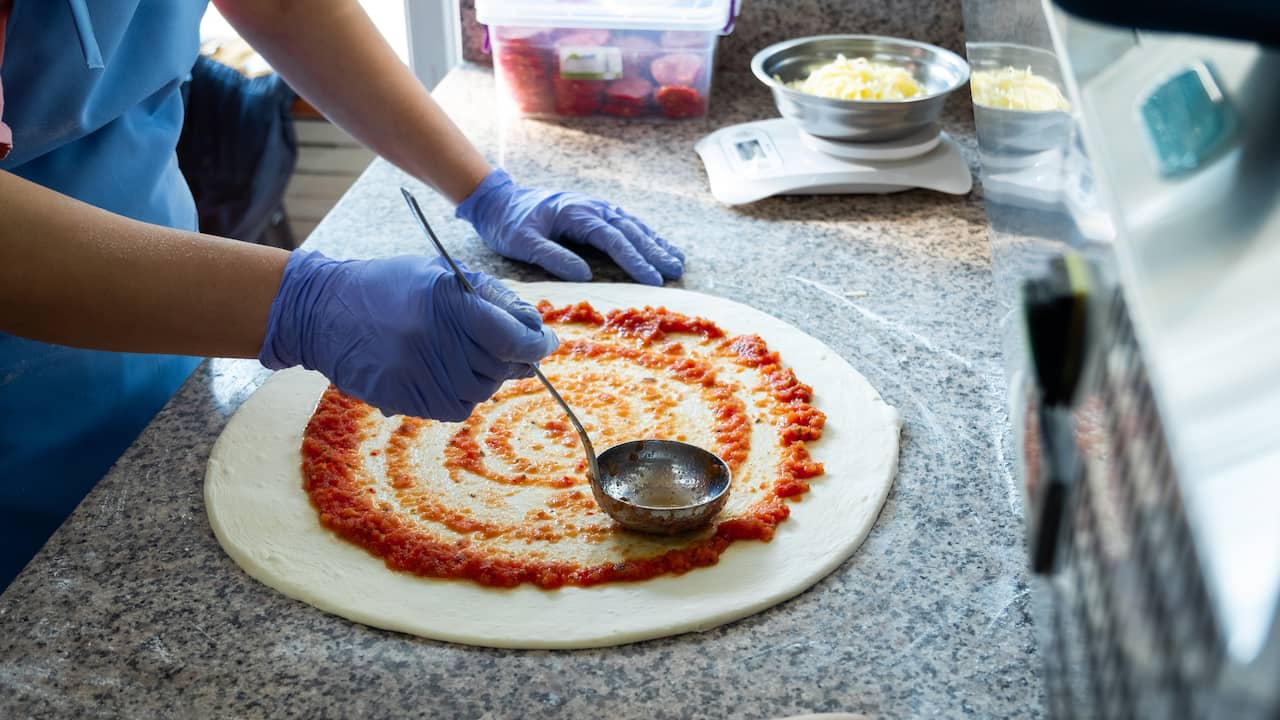 I prezzi della pizza in Italia stanno aumentando a causa degli ingredienti molto costosi  economia