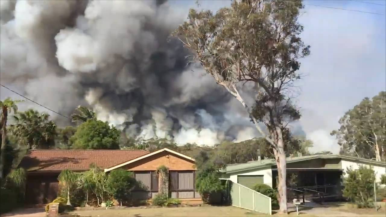 Enorme bosbrand woedt vlak bij woonwijk in Australië