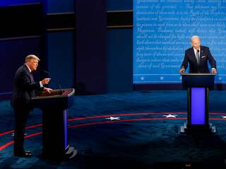 Trump en Biden bekvechten in chaotisch en ongekend vijandig eerste debat