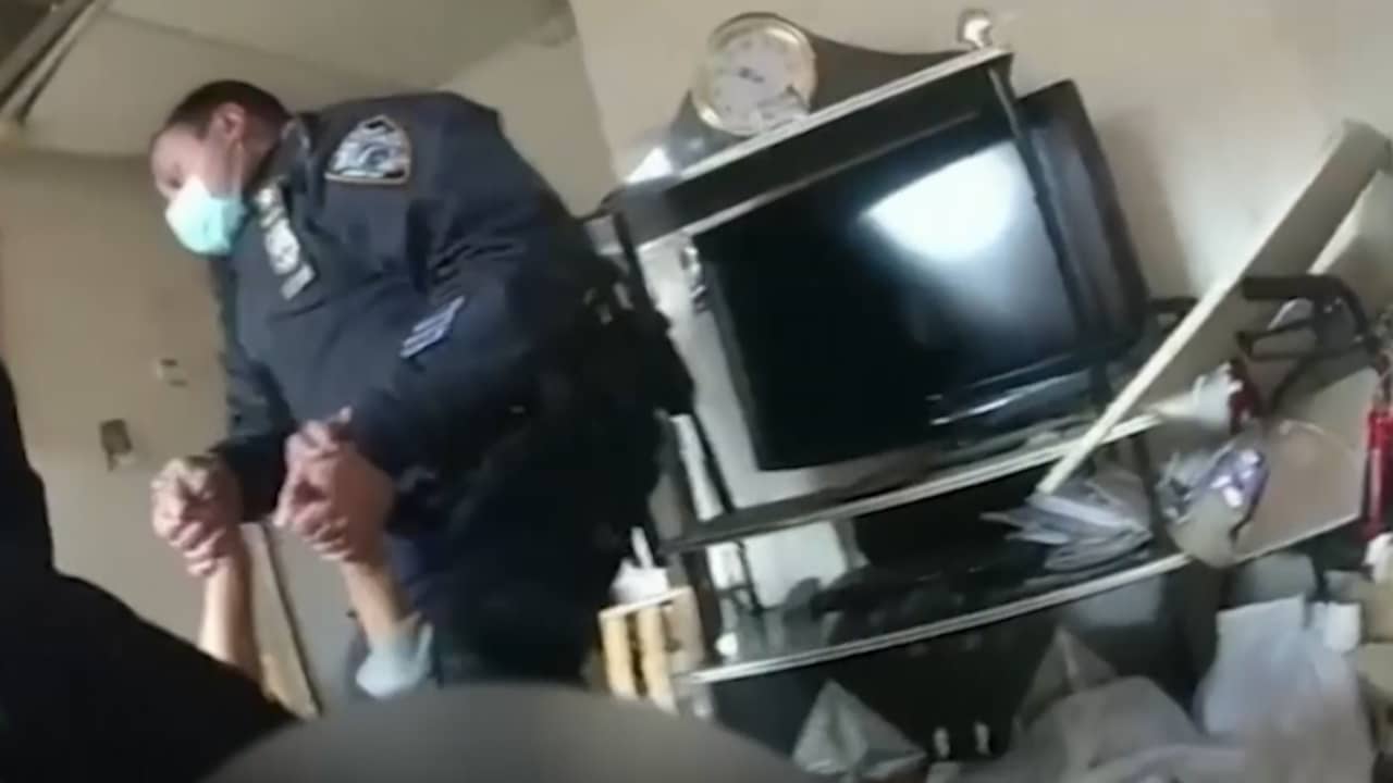 Beeld uit video: Bodycam toont hoe agenten vrouw uit brandend huis redden