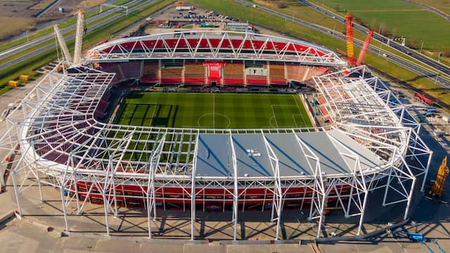 Het nieuwe dak van het AFAS Stadion krijgt steeds meer vorm.