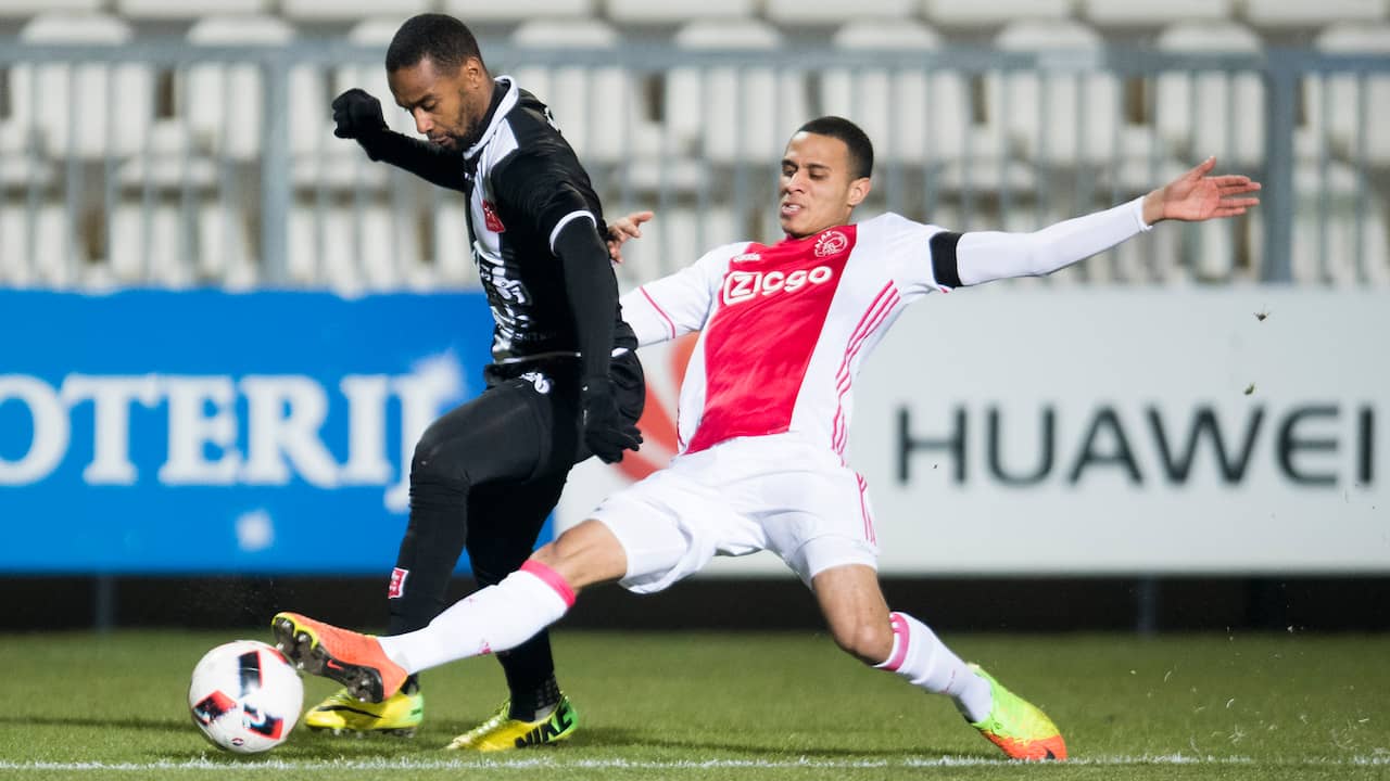 Jong Ajax en MVV Maastricht spelen