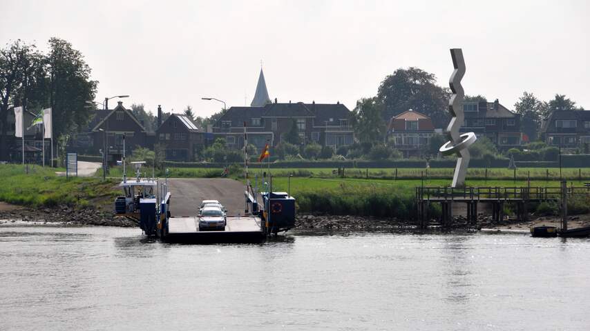 Het Olsterveer heeft nog geen last van de lage waterstand IJssel