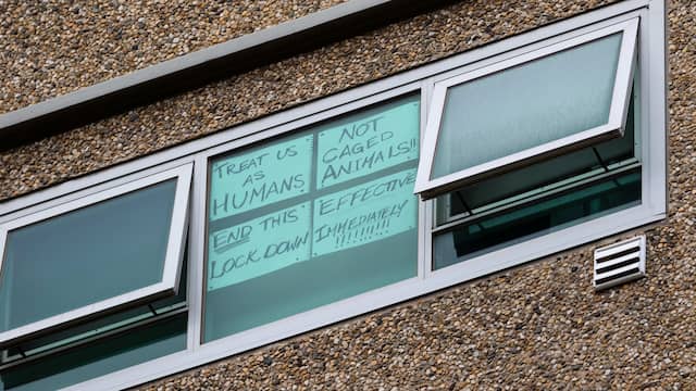 Bewoners van de woontorens in Melbourne uitten hun onvrede over hun quarantaineverplichting door blaadjes met tekst op de ramen te plakken.