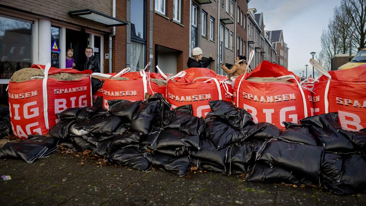 Water Markermeer stijgt verder: bewoner uit Hoorn bouwt een dam in zijn garage