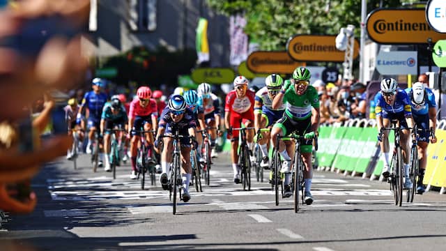 Mark Cavendish komt juichend over de finish in Carcassonne.
