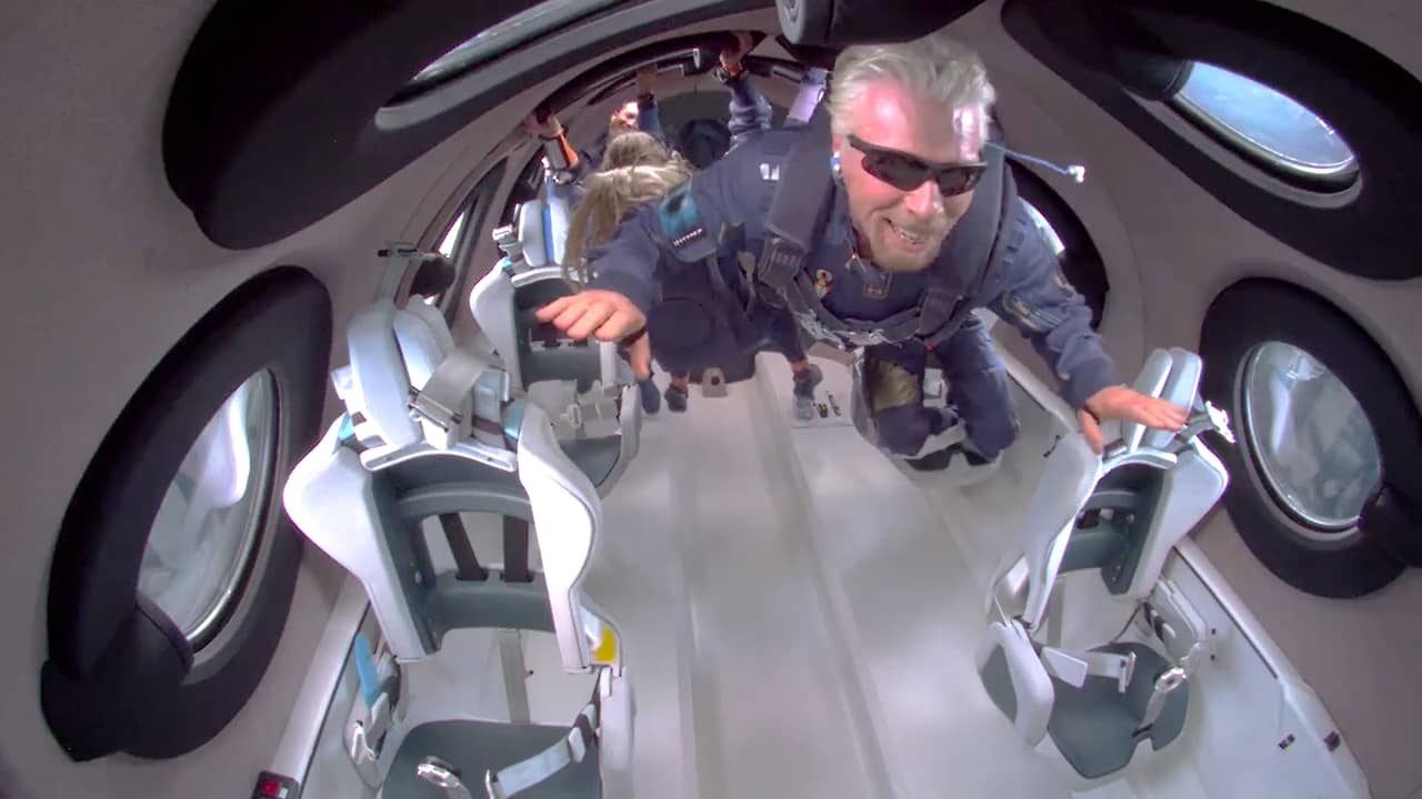 Beeld uit video: Miljardair Branson maakt succesvolle reis naar rand van de ruimte