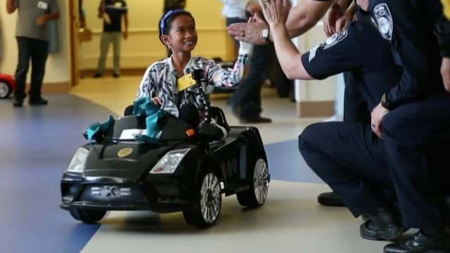 Amerikaans ziekenhuis laat kinderen in autootjes naar operatiekamer rijden