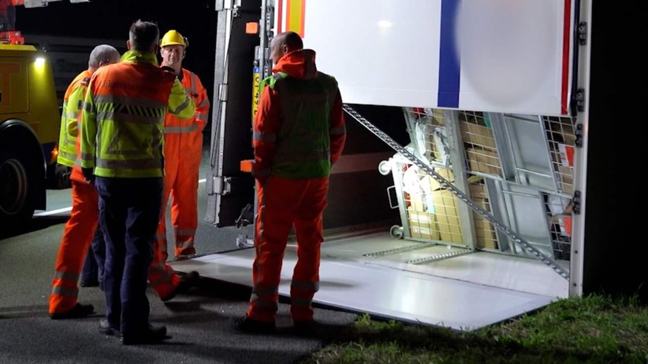 Video | Gecrashte vrachtwagen vol pakketjes blijft hele dag op A2 liggen