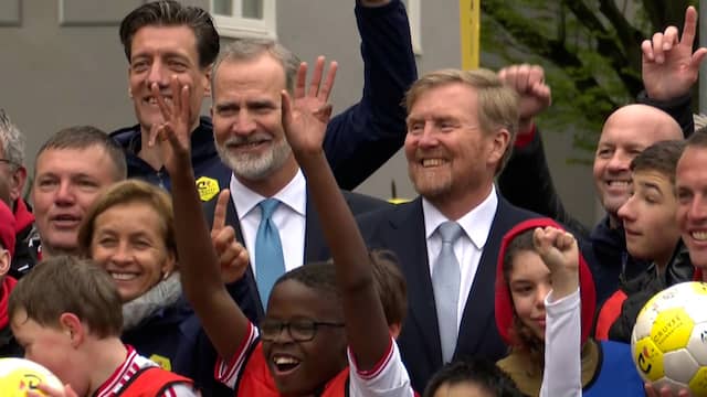 Willem-Alexander en Spaanse koning bezoeken Cruyff Foundation