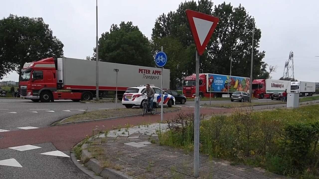 Beeld uit video: Boeren blokkeren distributiecentrum AH in Zwolle uit protest