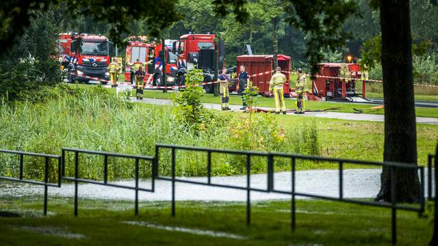 Bij de buffer zijn sinds woensdagmiddag veel mensen van de brandweer, politie en het waterschap aanwezig.