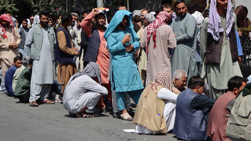 Afghanen in de rij voor de bank