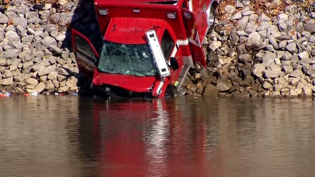 Beeld uit video: Hulpdiensten takelen gestolen ambulance uit rivier in VS