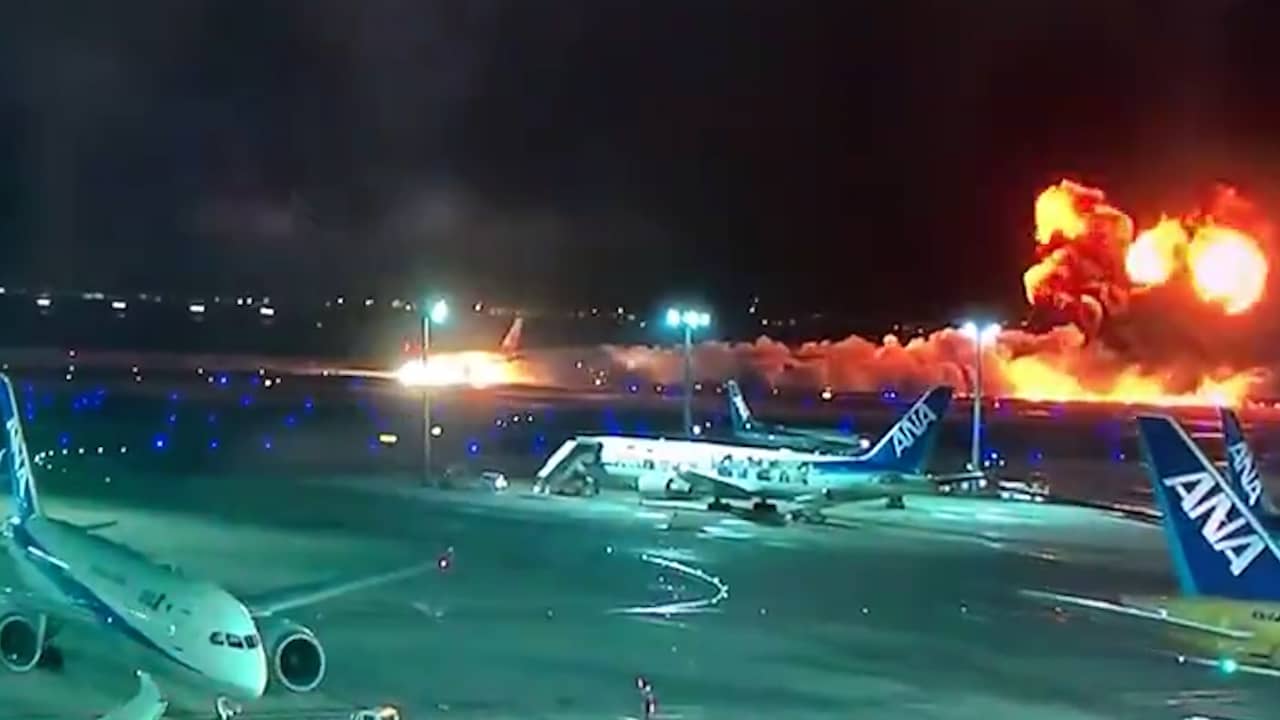 Beeld uit video: Passagiersvliegtuig vliegt in brand op luchthaven van Tokio