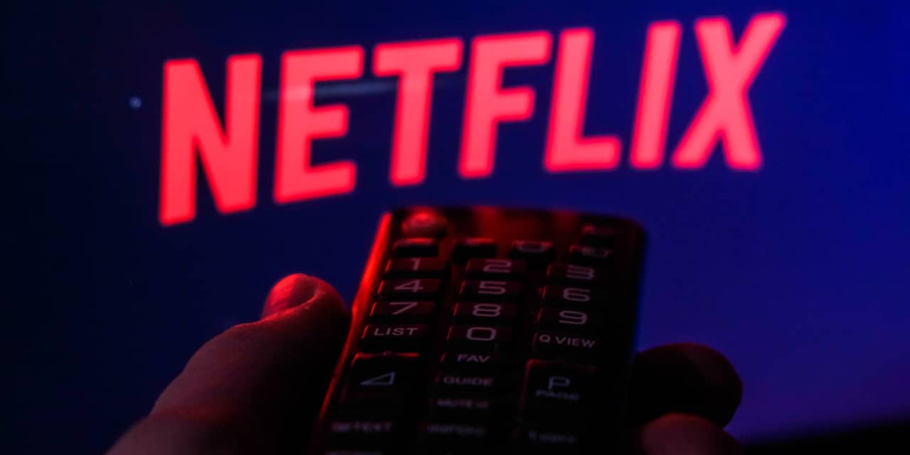Reclames, ontslagen en duurdere abonnementen: zo probeert Netflix te overleven