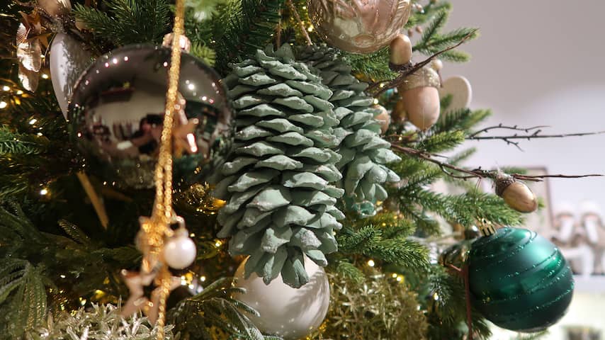 Tips en trends voor de kerstboom: 'Hang de ballen diep in de boom'