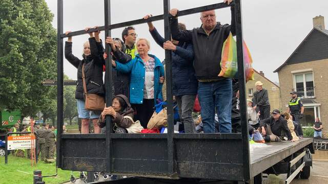 Andere inwoners van Valkenburg verlaten de stad per oplegger.