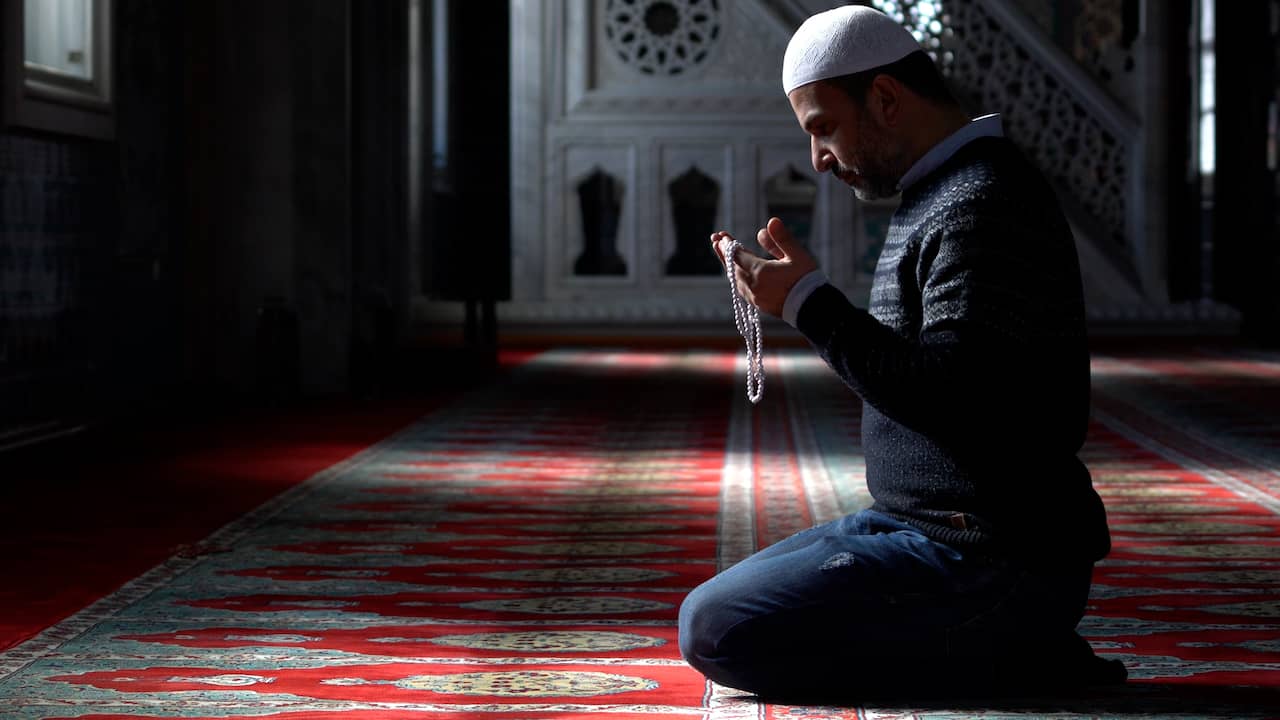 Beeld uit video: Bijna 22 uur per dag vasten: zo werkt de ramadan in extreme gevallen